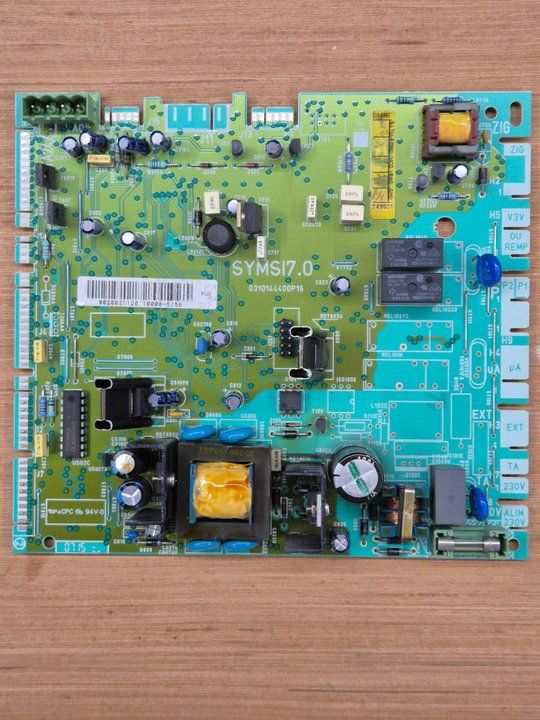 Printplaat van een centrale verwarming die hier gerepareerd is